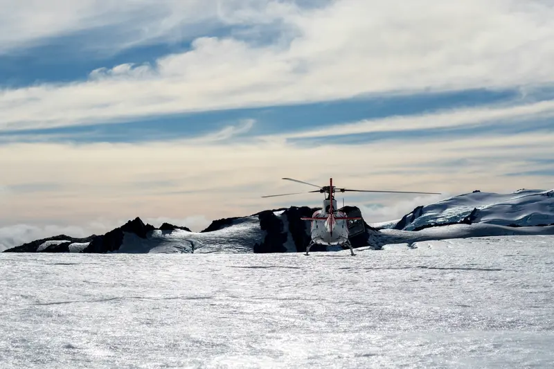 Helikopter auf einem Gletscher-Schneefeld am Fox Glacier