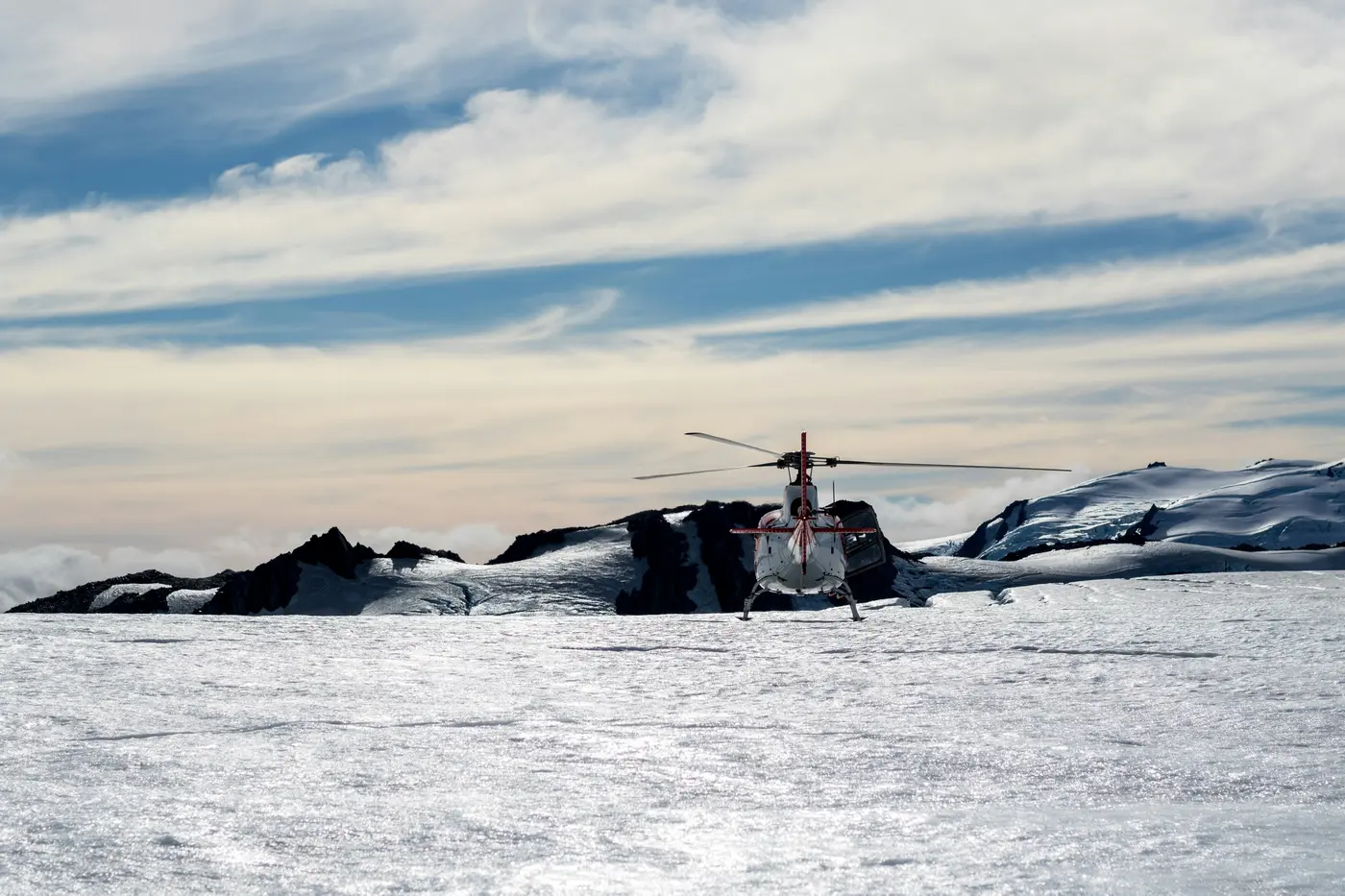 Helikopter auf einem Gletscher-Schneefeld am Fox Glacier