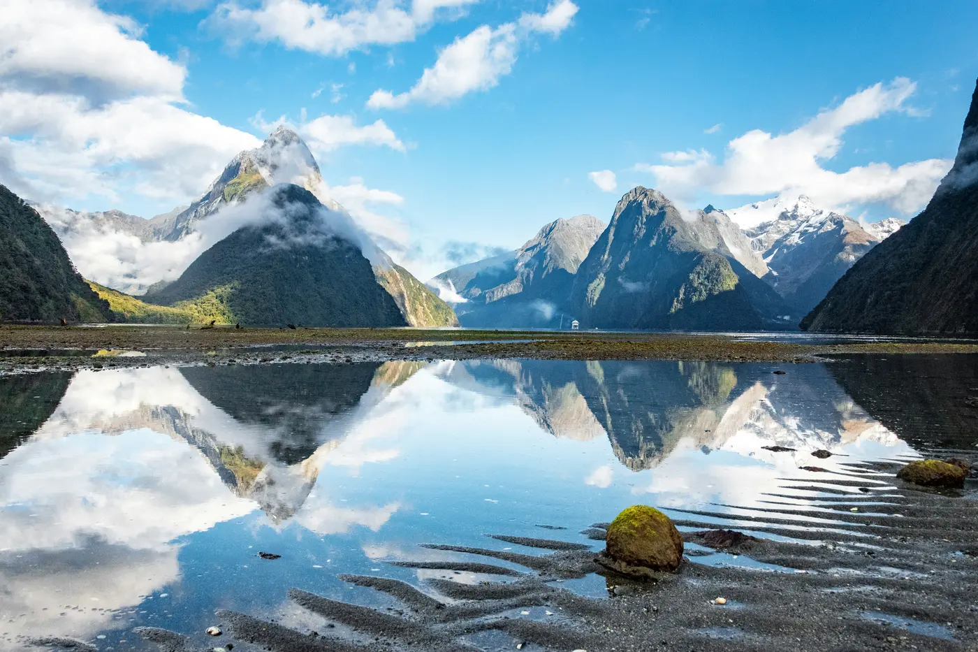 Mitre Peak über dem spiegelglatten Wasser des Milford Sound